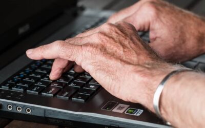 hands, old, typing-545394.jpg